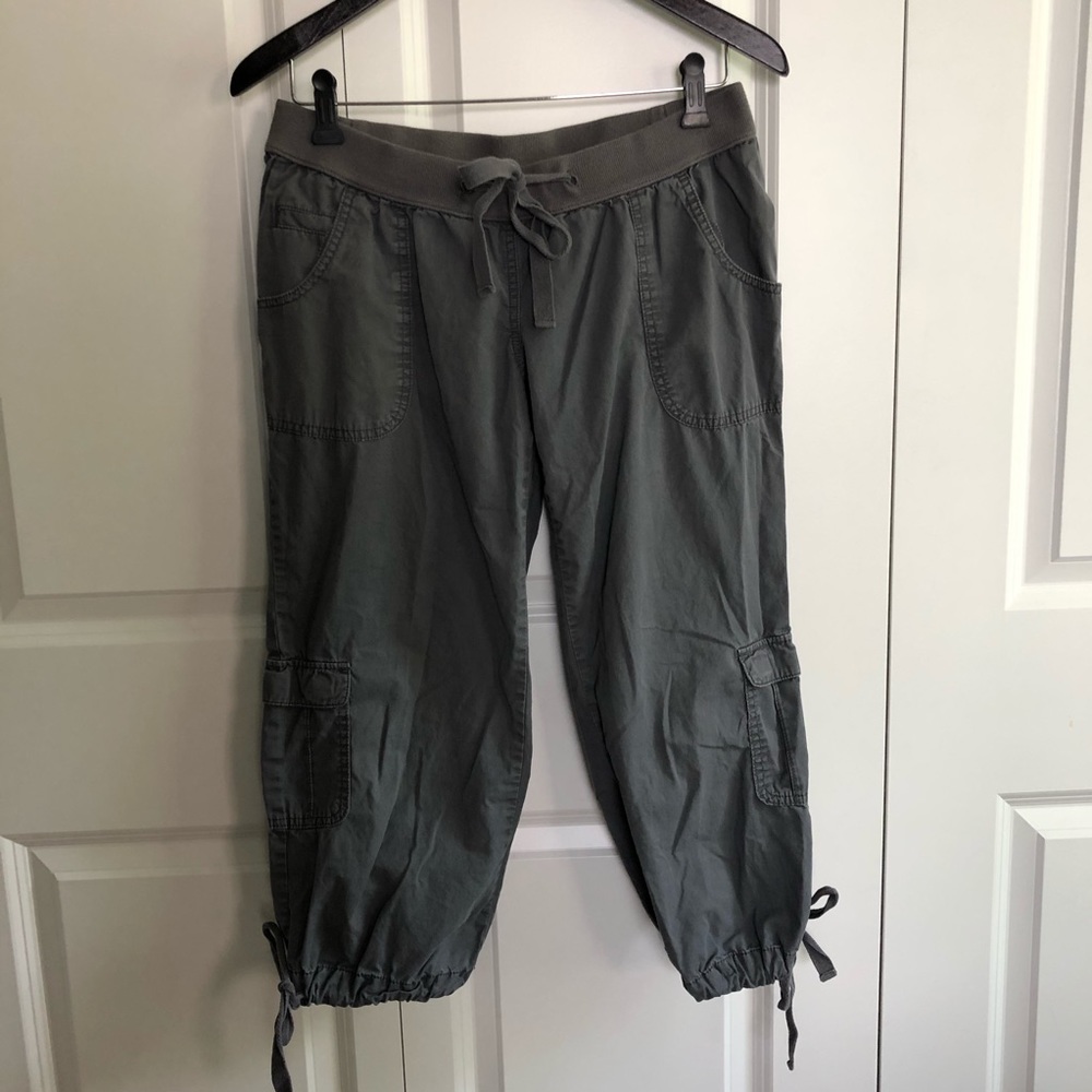 Liz Lange for Target Maternity cargo capri pant S